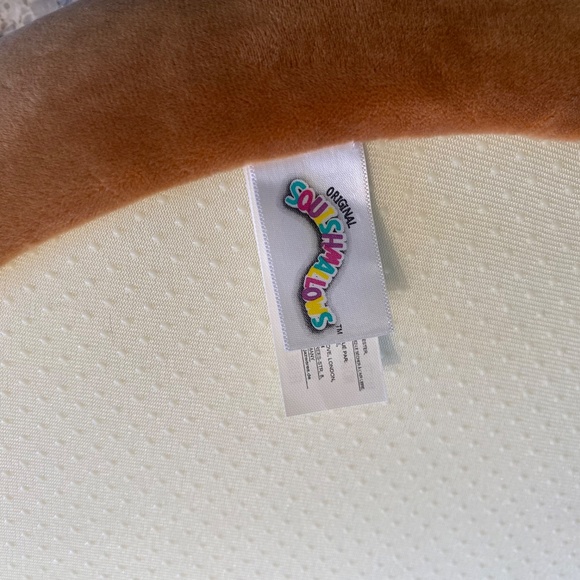 Squishmallows corgi dog bed - Picture 4 of 4